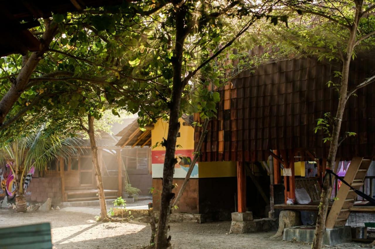 Harry'S Ocean House Watukarung Homestay Kalak Εξωτερικό φωτογραφία